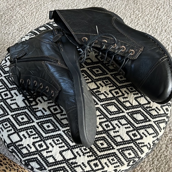 Clark’s Black Ankle Boots - Picture 3 of 8